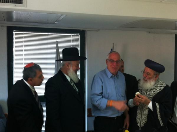 לפיד לא בא: אורי אריאל מכר את החמץ של המדינה