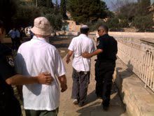 יהודי נעצר משום שהתפלל בהר הבית