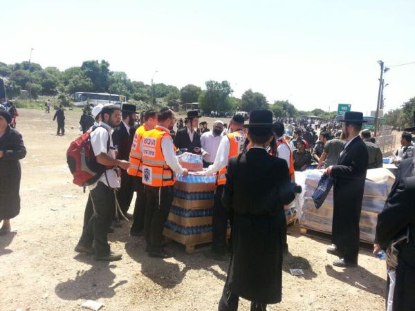 בלאגן במירון: האטובוסים תקועים שעות; עשרות התעלפו