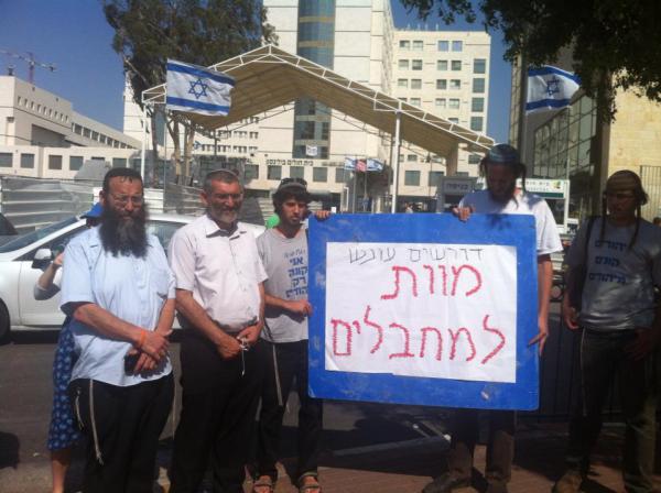 מרזל ובן ארי באו "להעניק טיפול רפואי למחבל"