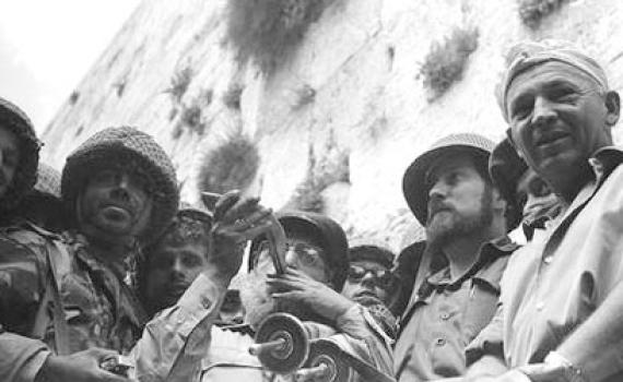 קורע לב: הרב גורן אומר קדיש על חללי מלחמת ששת הימים