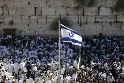 צפו: 'התקווה' בהנפת הדגל בפתיחת יום העצמאות בכותל