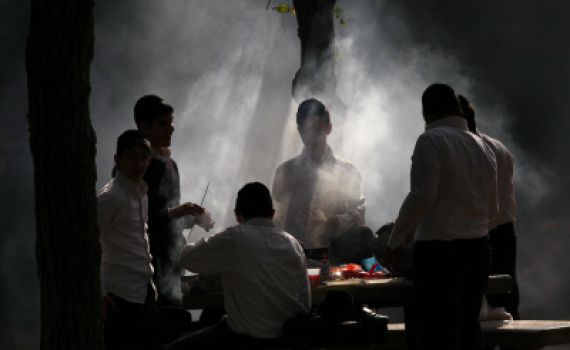 הרב מצגר על החרדים שעשו מנגל ביום השואה: חילול השם!