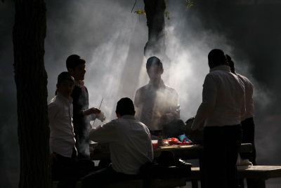 הרב מצגר על החרדים שעשו מנגל ביום השואה: חילול השם!