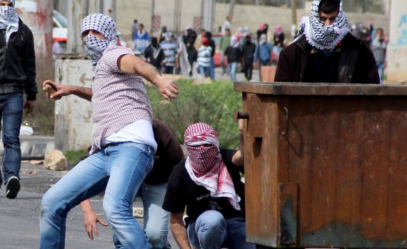 תושבי גוש עציון הפגינו נגד טרור האבנים בכבישים