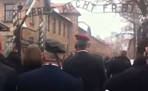 צפו: הרמטכ"ל נכנס בשעריו של מחנה ההשמדה אושוויץ