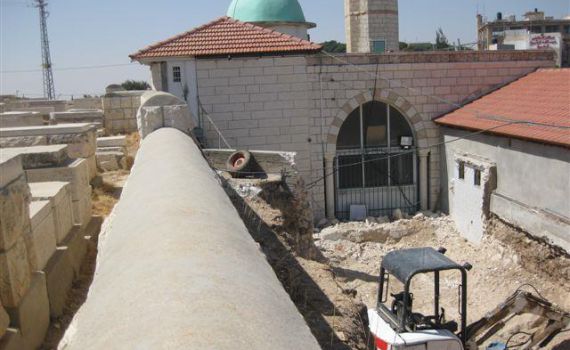 מטרים מקברי הקדושים הערבים בונים מסגד לא חוקי