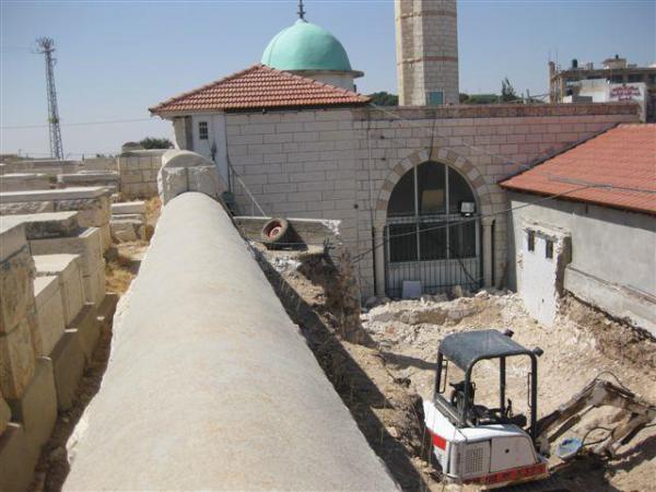 מטרים מקברי הקדושים הערבים בונים מסגד לא חוקי