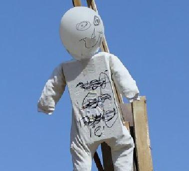 פירות ההסתה: ילדי בני ברק שרפו בובת לפיד, בנט ונתניהו