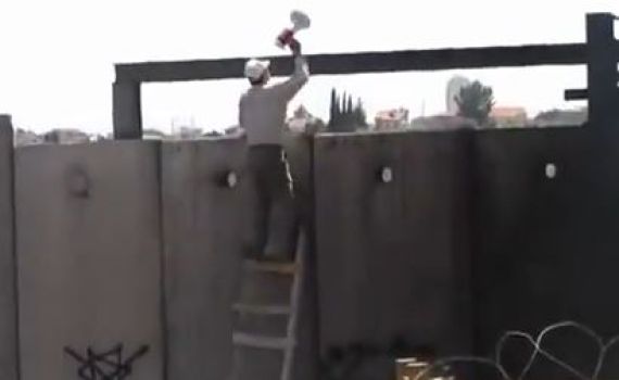 צפו: המפגין הפלסטיני טיפס על גדר ההפרדה וחטף