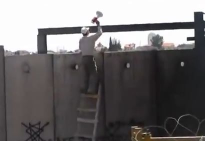 צפו: המפגין הפלסטיני טיפס על גדר ההפרדה וחטף