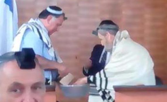 יש כבוד: ראש העיר חיפה נוטל ידיים לרב שאר ישוב כהן