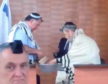 יש כבוד: ראש העיר חיפה נוטל ידיים לרב שאר ישוב כהן