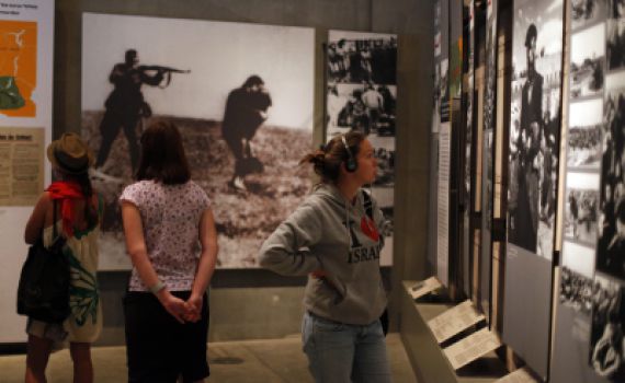 באיזו זכות אנחנו פוגעים בכבודם של נרצחי השואה?