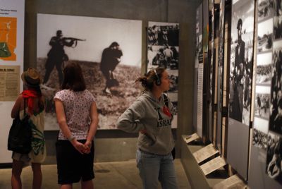 באיזו זכות אנחנו פוגעים בכבודם של נרצחי השואה?