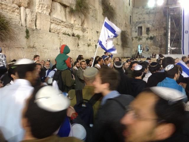 ליל יום העצמאות: רחבת הכותל מלאה בהמוני מתפללים