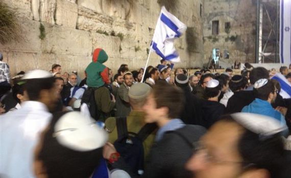 ליל יום העצמאות: רחבת הכותל מלאה בהמוני מתפללים