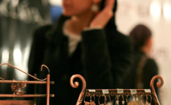 שו"ת סמס: אשה לא צריכה להתקשט בתכשיטים מחוץ לבית