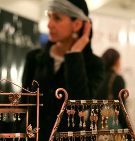 שו"ת סמס: אשה לא צריכה להתקשט בתכשיטים מחוץ לבית