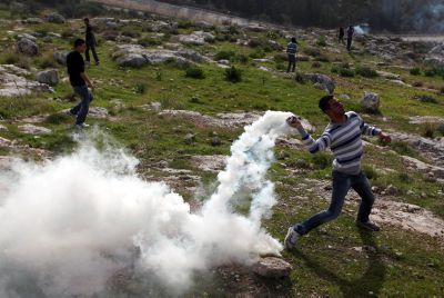 עשרות ערבים תקפו את חוות גלעד; מסיקה: להתעורר