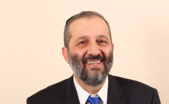 שוברים שמאלה: הרב עובדיה החזיר את דרעי לראשות ש"ס