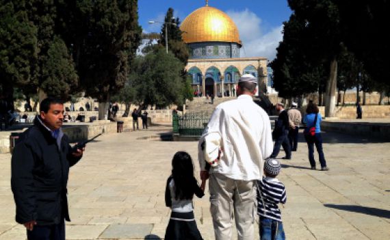 משרד הדתות מגבש תקנות: יהודים יוכלו להתפלל בהר הבית
