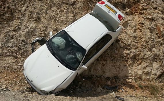 רכב נרגם באבנים; הנהג סטה מנתיבו; בנס אין הרוגים