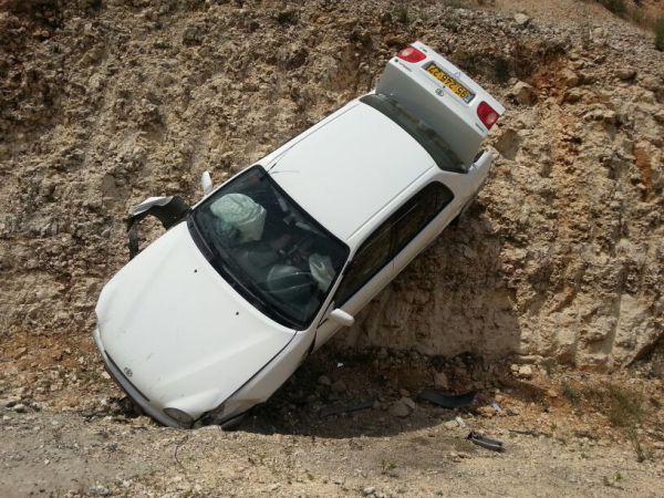 רכב נרגם באבנים; הנהג סטה מנתיבו; בנס אין הרוגים