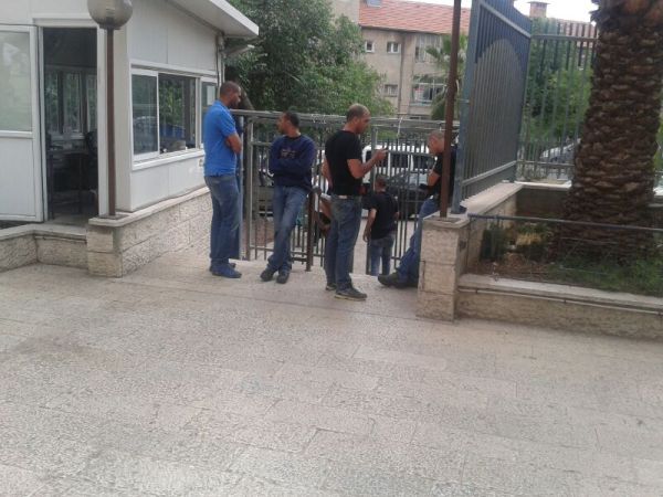 באמצע הבגרות באנגלית: בלשים פרצו לישיבה לצעירים