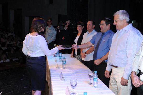 כבוד למגזר: 15 בנות שירות לאומי מצטיינות במשהב"ט