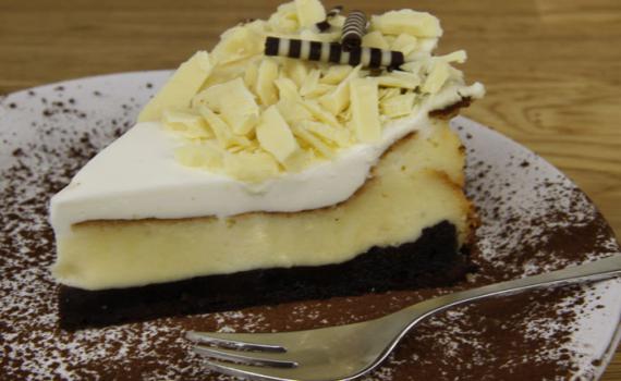 שתי עוגות גבינה לחג: שוקולד וגבינה ותפוחים