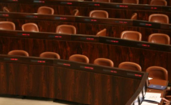 רוב חברי הבית היהודי נעדרו מהצבעה על חוק שטרן