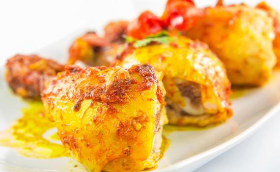 מומלץ בחום: מתכון לשוקי עוף עם זיתים בתנור