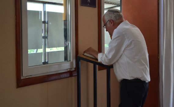 צפו: שר השיכון אריאל בציונו של רבי נחמן מברסלב