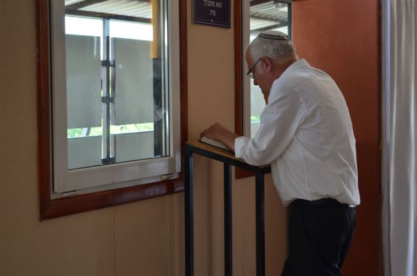 צפו: שר השיכון אריאל בציונו של רבי נחמן מברסלב