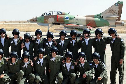 טקס סיום קורס טיס: שלושה בוגרי הסדר; אפס חרדים