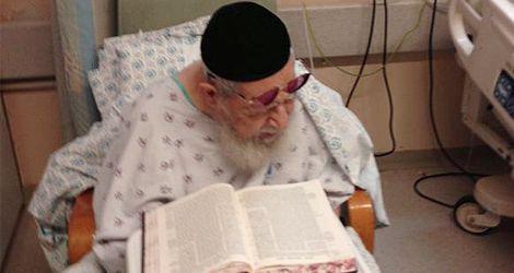 צפו: הרב עובדיה יוסף לומד תורה בבית-החולים