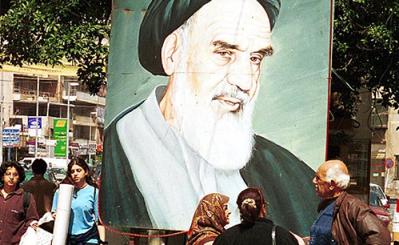 האיראנים רוצים מהפכה: רבבות זעקו "מוות לדיקטטור"