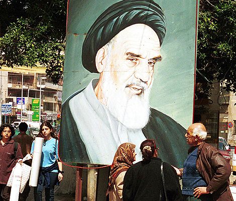 האיראנים רוצים מהפכה: רבבות זעקו "מוות לדיקטטור"