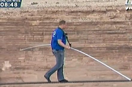 מטורף: הלך על חבל דק, 460 מטרים מעל התהום