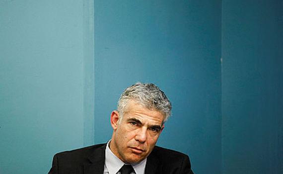 הזיכרון הקצר של לפיד: שר האוצר הובך בפייסבוק