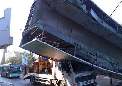 כפר סבא: גשר קרס על משאית, הנהג נהרג