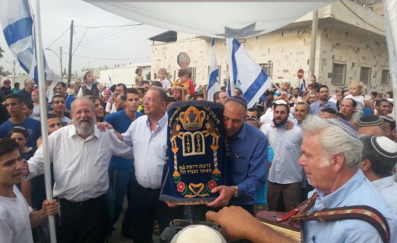 אחרי עשרים שנה: בית הכנסת השרוף חוזר לפעילות