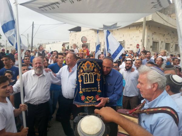 אחרי עשרים שנה: בית הכנסת השרוף חוזר לפעילות