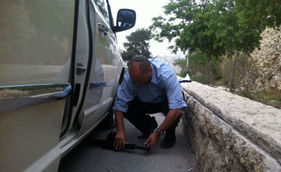 כאח(ד) האדם: השר בנט מחליף בעצמו גלגל