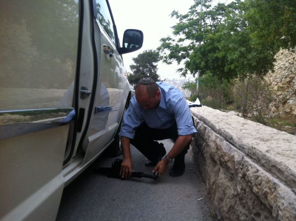 כאח(ד) האדם: השר בנט מחליף בעצמו גלגל