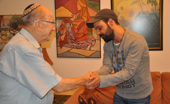 חוזר לאמא: עמיר בניון מחיה סיפור בן 84 שנים