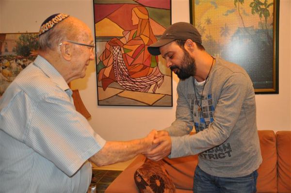 חוזר לאמא: עמיר בניון מחיה סיפור בן 84 שנים