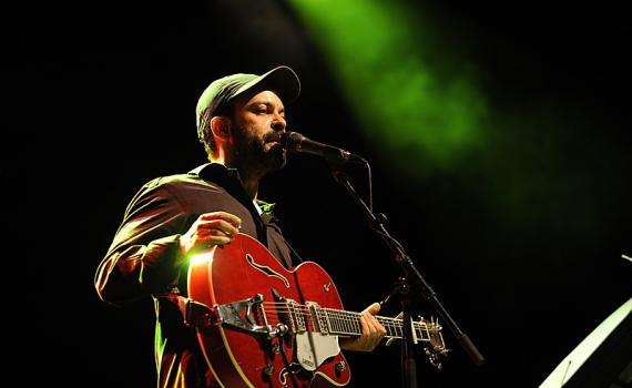 כך נראה המופע הענק של עמיר בניון ליד מערת המכפלה