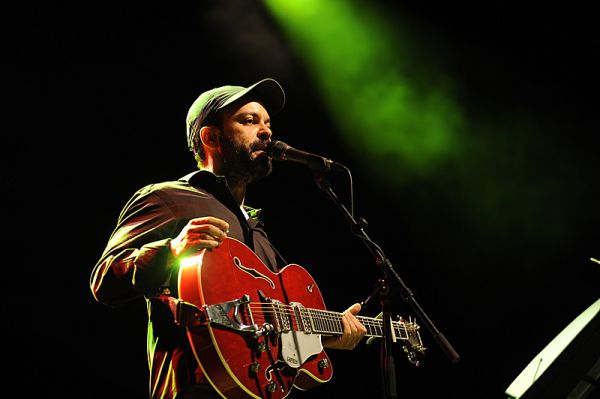 כך נראה המופע הענק של עמיר בניון ליד מערת המכפלה